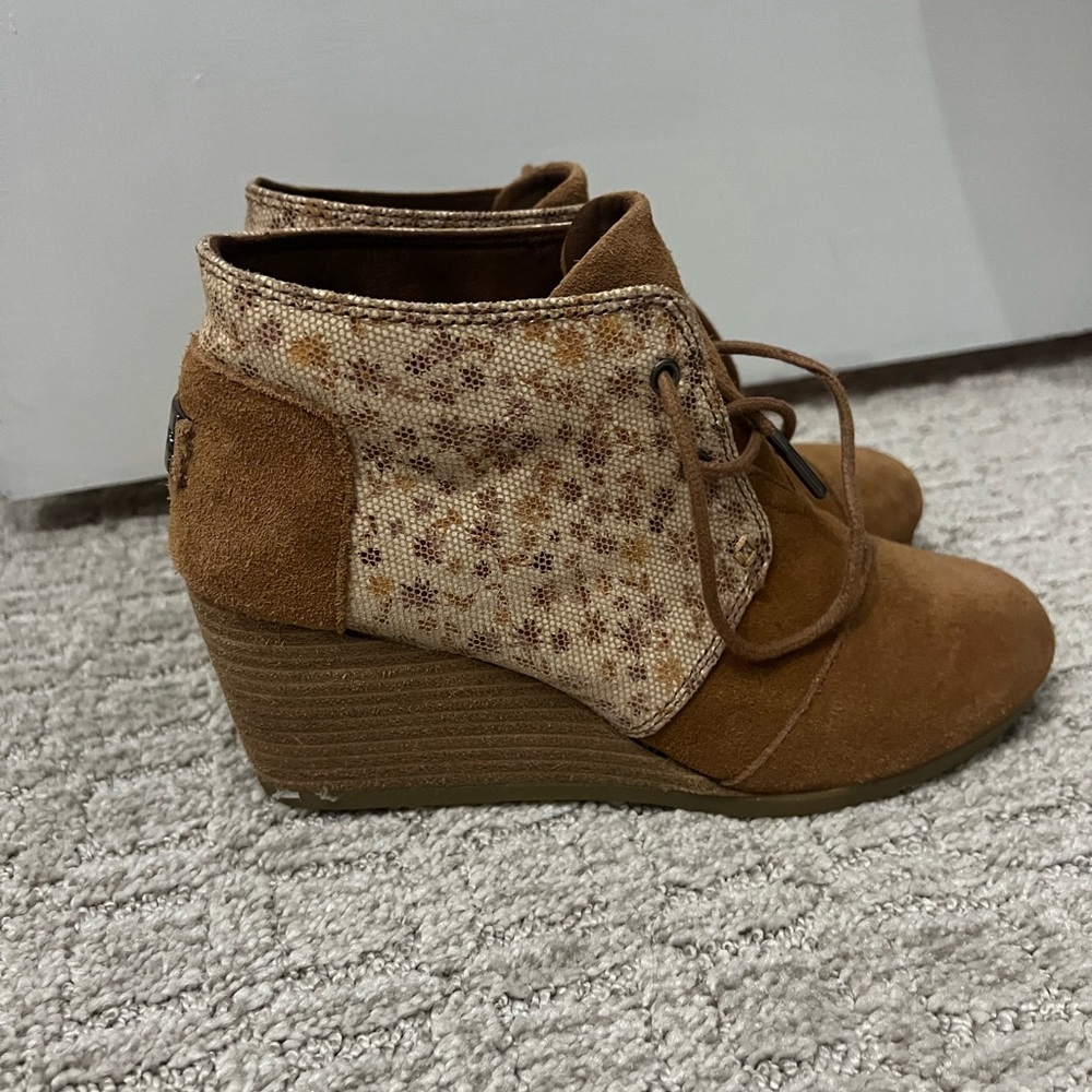 Tom’s wedge shoe
